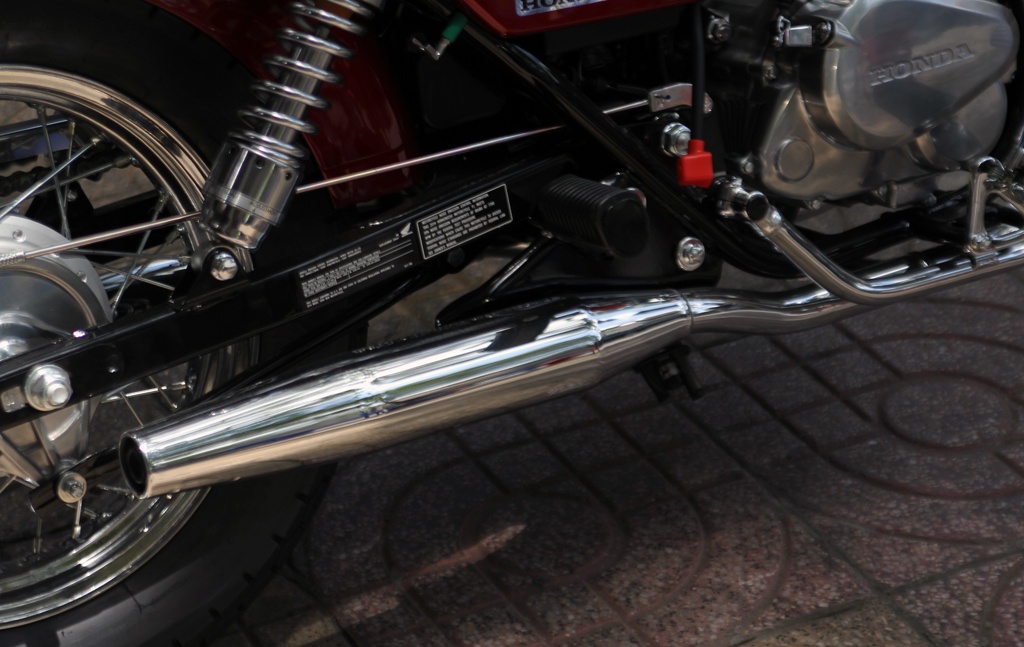  Rebel 250 dễ nhận dạng ở sáng cruiser thấp, đèn pha đơn lớn, đồng hồ trung tâm đặt chính giữa. 