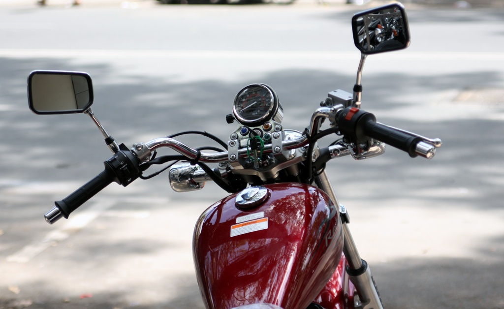 Giảm xóc trước hiệu Showa đường kính 33 mm, cặp giảm xóc sau với 5 chế độ giúp người cầm lái có thể điều chỉnh dễ dàng tùy thuộc vào nhu cầu sử dụng đi một mình hay chở người.