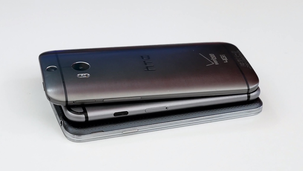 Mới đây, mô hình iPhone 6 màn hình lớn đã có dịp được đứng cạnh Galaxy S5 và HTC One M8, hai siêu di động đình đám nhất trong làng điện thoại Android. 