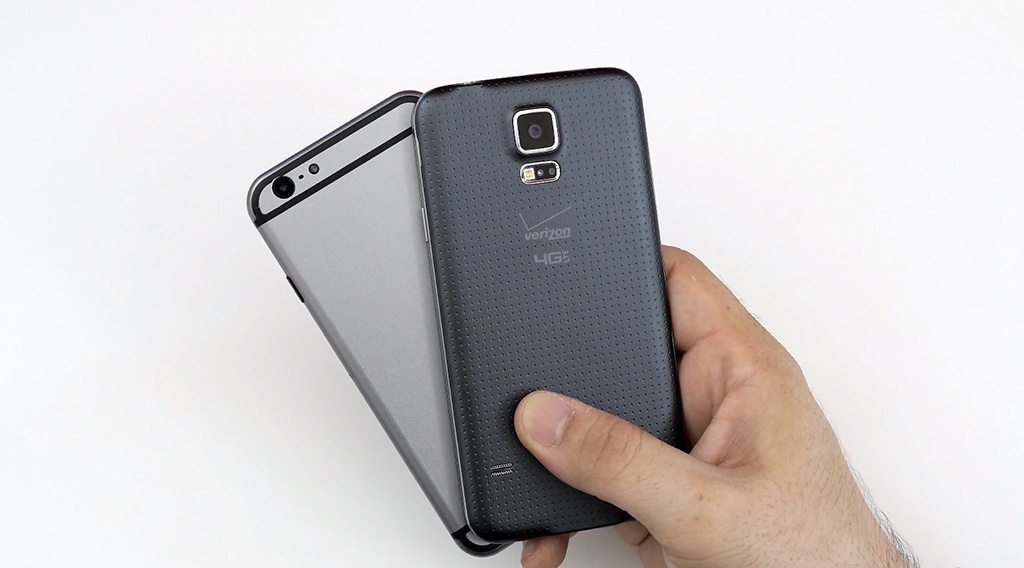 Có thể thấy rõ, mô hình iPhone 6 trông không khác gì so với những hình ảnh đã lộ diện trước đó với thân máy mỏng, bo tròn cùng nút nguồn được chuyển từ đỉnh trên sang bên cạnh. 