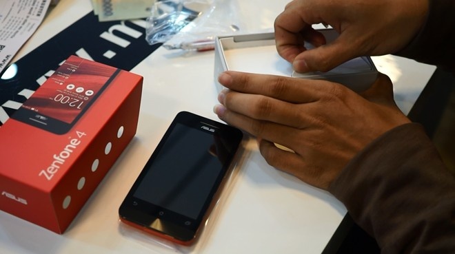 Di dong Asus bi vi la 'Delay phone' o VN vi cham tre hinh anh