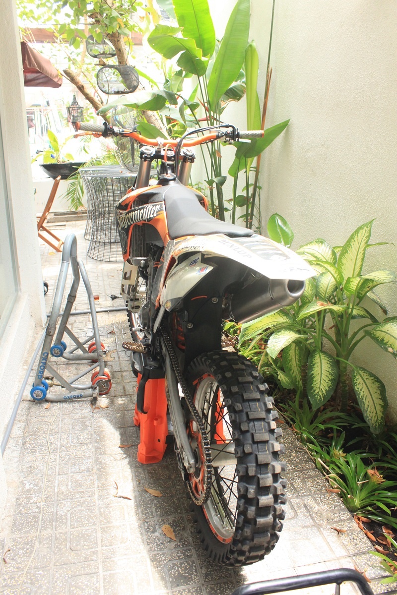 Nằm ở bên hiên, chiếm vị trí khá khiêm tốn là hai ông vua địa hình, một chiếc xe địa hình 4 bánh ATV của Yamaha và một chiếc xe cào cào.