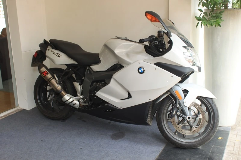 Một chiếc BMW K1300S màu trắng được đặt ngay cửa ra vào. Đây là một mẫu xe thể thao được đánh giá cao nhất trong phân khúc của nó. Xe trang bị động cơ 4 xi-lanh, dung tích 1293 phân khối, sản sinh 175 mã lực tại 9.250 vòng/phút và 140Nm mô-men xoắn tại 8.250 vòng/phút.