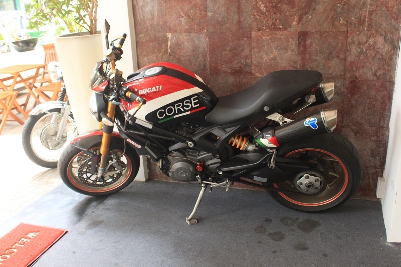 Bên cạnh BMW là một chiếc Ducati Monster 795. Mẫu xe dành riêng cho thị trường châu Á với kiểu dáng nhỏ gọn. Xe sử dụng cỗ máy L-Twin 803 phân khối với góc nghiêng 90 độ, cho công suất 87 mã lực và mô-men xoắn cực đại 78 Nm. Mẫu xe trong bài viết được độ lại với nhiều phụ tùng hàng hiệu. Tem xe Corse Edition, decal carbon 4D, ống xả Termignoni, điều chỉnh phun xăng Bazzaz, cùng nhiều phụ kiện Rizoma, Ducabike khác.