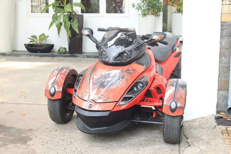 Nằm ở ngay cổng là “gã khổng lồ” Can-Am Spyder. Mẫu xe xuất xứ từ Canada có kích thước khá đồ sộ, chiều rộng phần đầu 1.506 mm, tương đương một chiếc city car. Tuy nhiên, chiều cao tới yên lại khá thấp, có lẽ vì vậy mà mẫu xe này rất được ưa chuộng tại Việt Nam. 