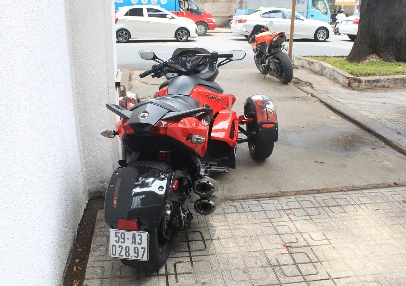 Xe sử dụng động cơ 998 phân khối, công suất 106 mã lực và mô-men xoắn 104,3 Nm, kết hợp với hộp số 5 cấp và côn tay.