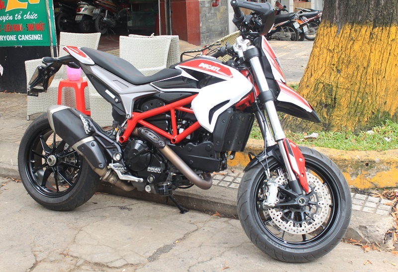 Ducati Hypermotard được trang bị động cơ Testastretta góc nghiêng 11 độ dung tích 821 phân khối cho công suất 110 mã lực tại vòng tua máy 9.250 vòng/phút, mô-men xoắn cực đại 89 Nm tại 7.500 vòng/phút. Chiếc xe trong bài viết này có màu sơn khá nổi bật với hai ton chính là đỏ và trắng. 