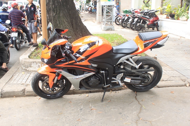 Môtô hạng 600 phân khối CBR cũng thu hút ánh mắt người đi đường với thiết kế chuẩn mực. Honda CBR600RR được trang bị động cơ bốn thì dung tích 599 phân khối làm mát bằng dung dịch, cùng hộp số 6 cấp, CBR600RR 2011 có công suất cực đại 100 mã lực tại vòng tua máy 12.700 vòng/phút. Mặc dù kích thước lớn, nhưng trọng lượng xe chỉ 186 kg, thích hợp với hầu hết tay lái Việt. 