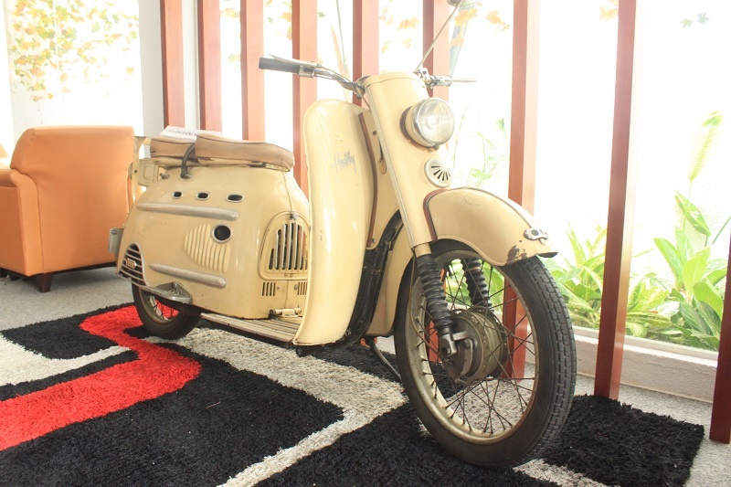 Đây là chiếc DKW Hobby luxury Scooter  đời 1957. Tuy ở một góc khá tĩnh lặng, chiếc xế cổ vẫn gây chú ý bởi khá lạ lẫm. DKW Hobby luxury có công suất 4 mã lực, dung tích động cơ 70 phân khối. 