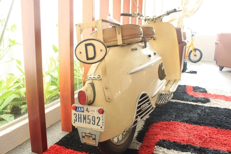 DKM là một hãng xe khá nổi tiếng của Đức, sản xuất cả ô tô và xe máy, được thành lập năm 1916 và giải thể năm 1966. Chính vì vậy, những chiếc Hobby trở thành hàng cực hiếm trong giới chơi xe cổ. Chiếc xe trưng bày trong quán được nhập khẩu từ Mỹ và đeo biển bang Texas. 