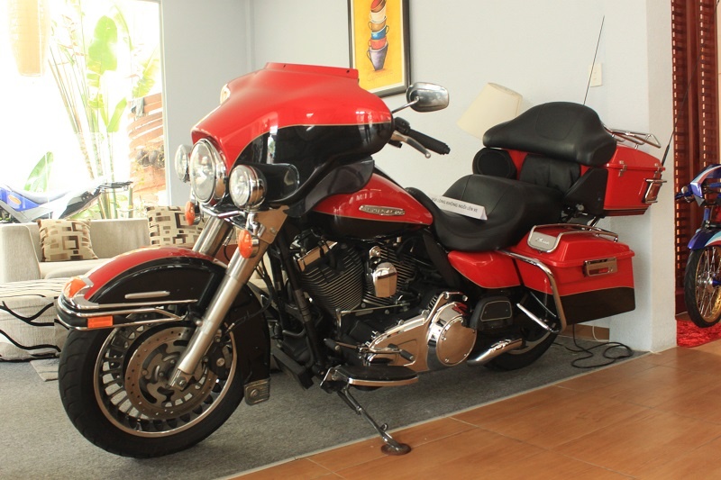 Ở vị trí trung tâm và cũng là chiếc xe gây chú ý nhất là Harley Davidson Touring Ultra Classic Electra Glide đời 2013, một chiếc Harley dòng touring danh tiếng. Sức mạnh của nó đến từ cỗ máy Twin, dung tích 1690cc, kết hợp với piston cực nhẹ, tạo nên động lực mạnh mẽ. 