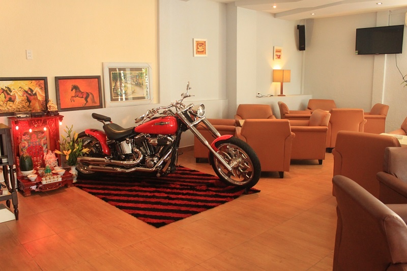 Phía bên trong, một chiếc Harley dòng CVO (Custom Vehicle Operation) của Harley Davidson. Đặc điểm của dòng xe này là mọi chiếc xe đều đặt theo ý khách hàng và không có xe giống nhau nhờ chế tác thủ công. 