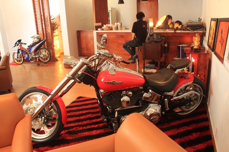 Chiếc CVO trong bài viết này nổi bật với nhiều chi tiết chrome, phuộc trước dài theo phong cách chopper. Xe sử dụng động cơ Twin, dung tích 1802 phân khối, mô men xoắn cực đại 152Nm tại vòng quay 3.500 vòng/phút. 