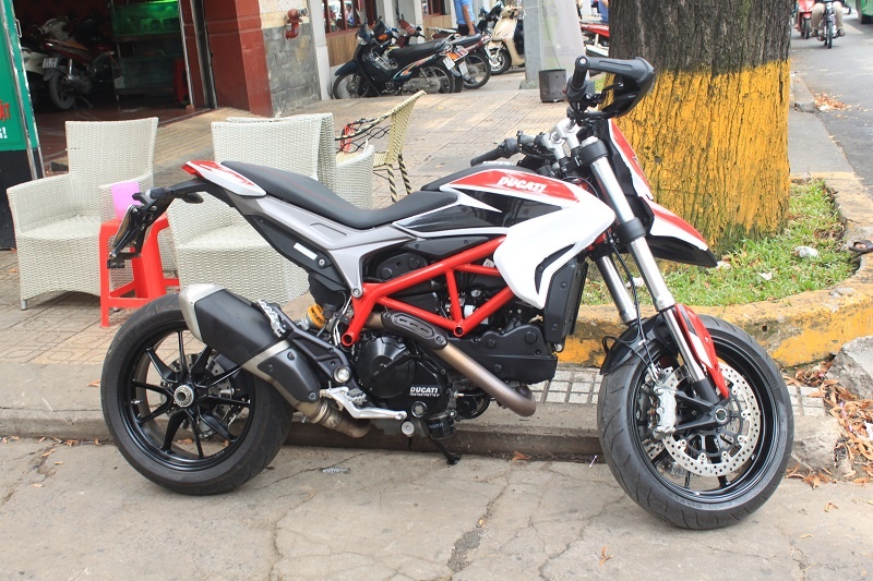 Chiếc xe trong bài viết này là Hypermotard 821 đời 2014 của một người chơi xe Hà Nội hiện đang sống ở Sài Gòn. Với sự trở lại của Hypermotard 821, Ducati đã lột xác toàn diện cho dòng xe này. 