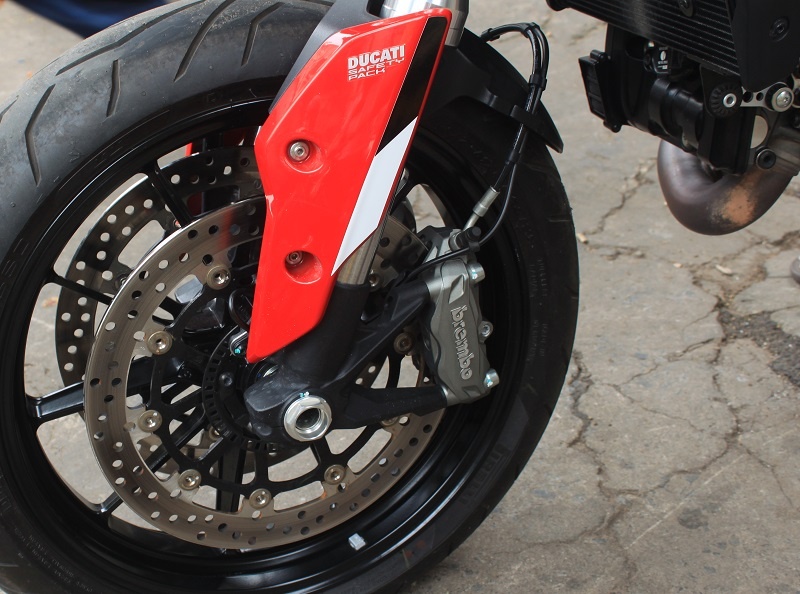 Ducati Hypermotard được trang cặp má phanh kép ở phía trước với đường kính 320 mm và đĩa phanh đơn có đường kính 245 mm ở phía sau. Hệ thống chống trượt ABS 9MP, kiểm soát lực kéo Ducati là trang bị tiêu chuẩn.