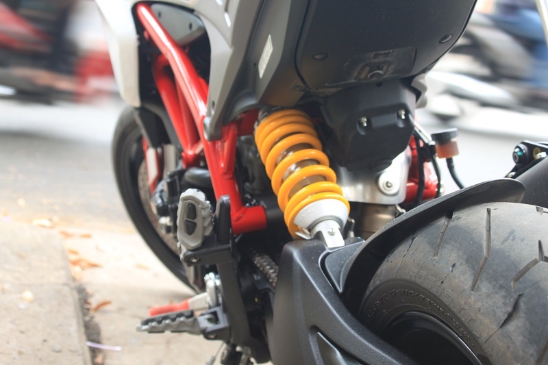 Ducati Hypermotard sử dụng phuộc trước USD 343 mm, giảm chấn Sachs phía sau.