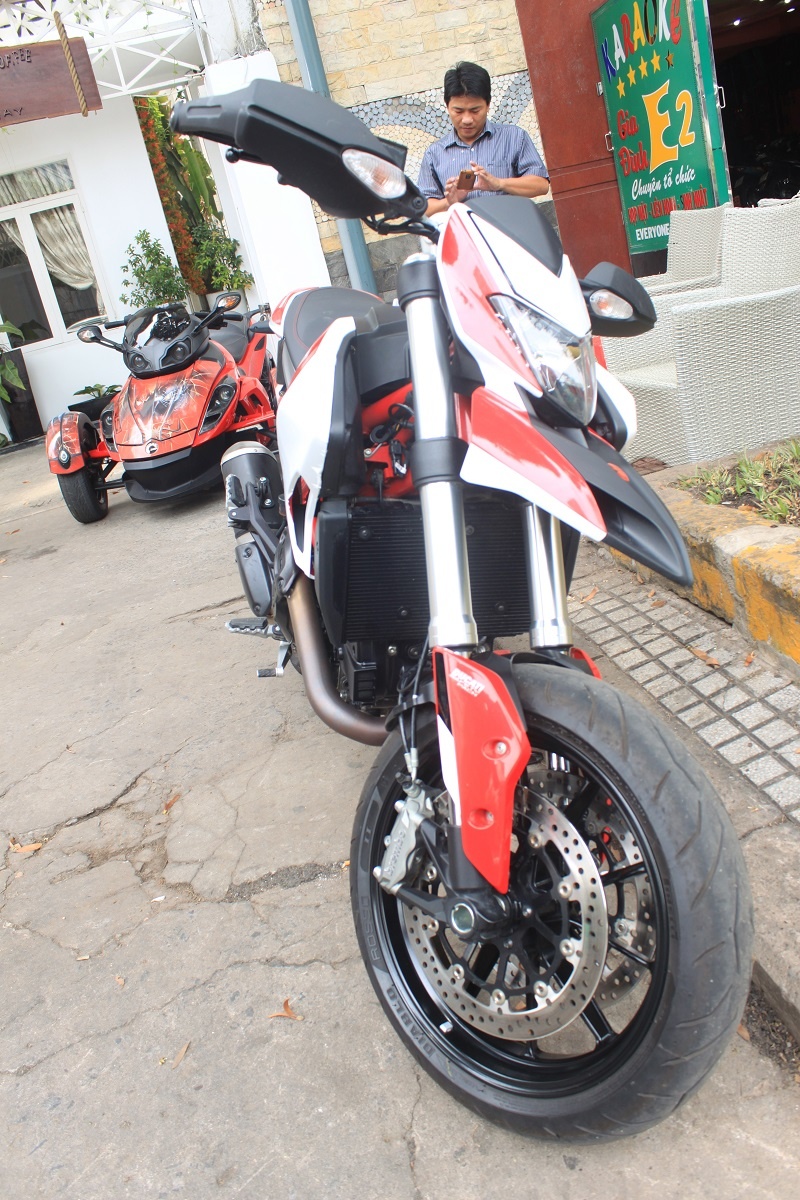 Hypermotard được thiết lập ba chế độ lái, bao gồm: thể thao, đường trường và trong thành phố. Ở chế độ thể thao, công suất cực đại đạt 110 mã lực, mô-men xoắn 89Nm, chế độ đường trường, động cơ sản sinh 100 mã lực và cuối cùng là chế độ trong thành phố giới hạn công suất 75 mã lực. Sức mạnh được truyền lực qua hộp số ly hợp kép sáu cấp. 