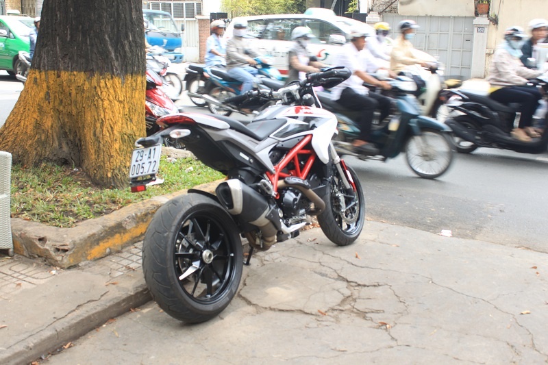 Vì sự linh hoạt trong cơ chế lái nên Hypermotard hoàn toàn thích hợp với những chuyến phiêu lưu cuối tuần, nhưng vẫn phù với việc đi làm hàng ngày. Nó phù hợp với mọi tuyến đường, ngay cả Sài Gòn giờ cao điểm. 