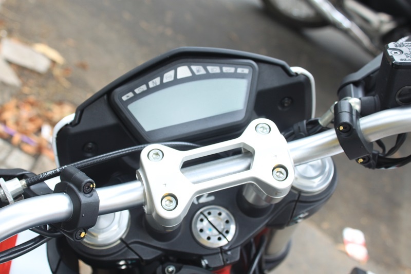 Bảng điều khiển trung tâm bằng kỹ thuật số hiển thị nhiều thông số như tốc độ vòng quay, tốc độ xe, nhiệt độ dầu máy…