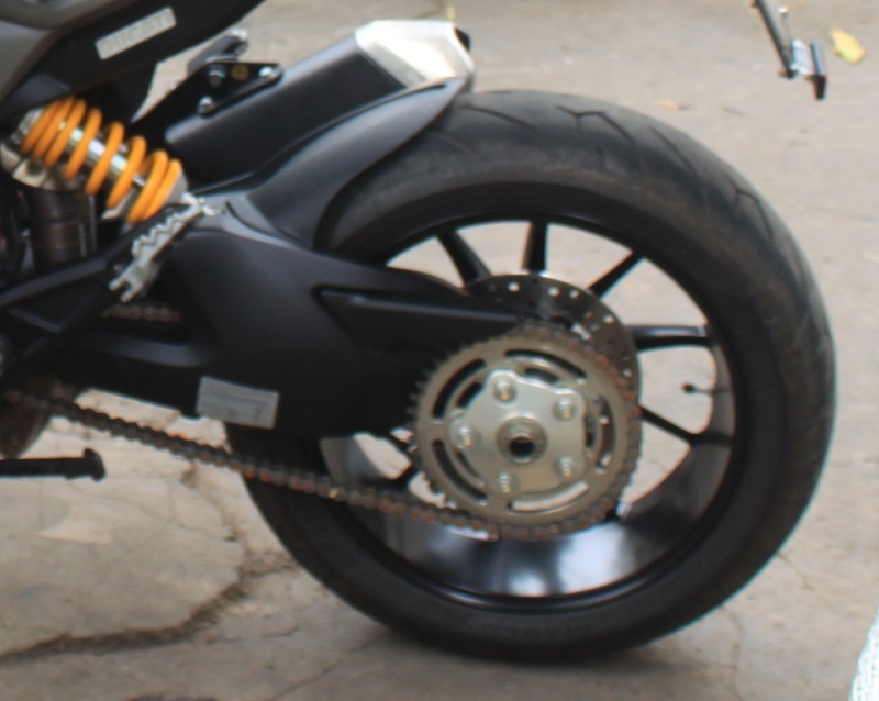 Xe được trang bị vành đúc 10 chấu có đường kính 17 inch, đi kèm bộ lốp Pirelli Diablo Rosso II. Càng sau sử dụng gắp đơn nhằm giảm trọng lượng. 