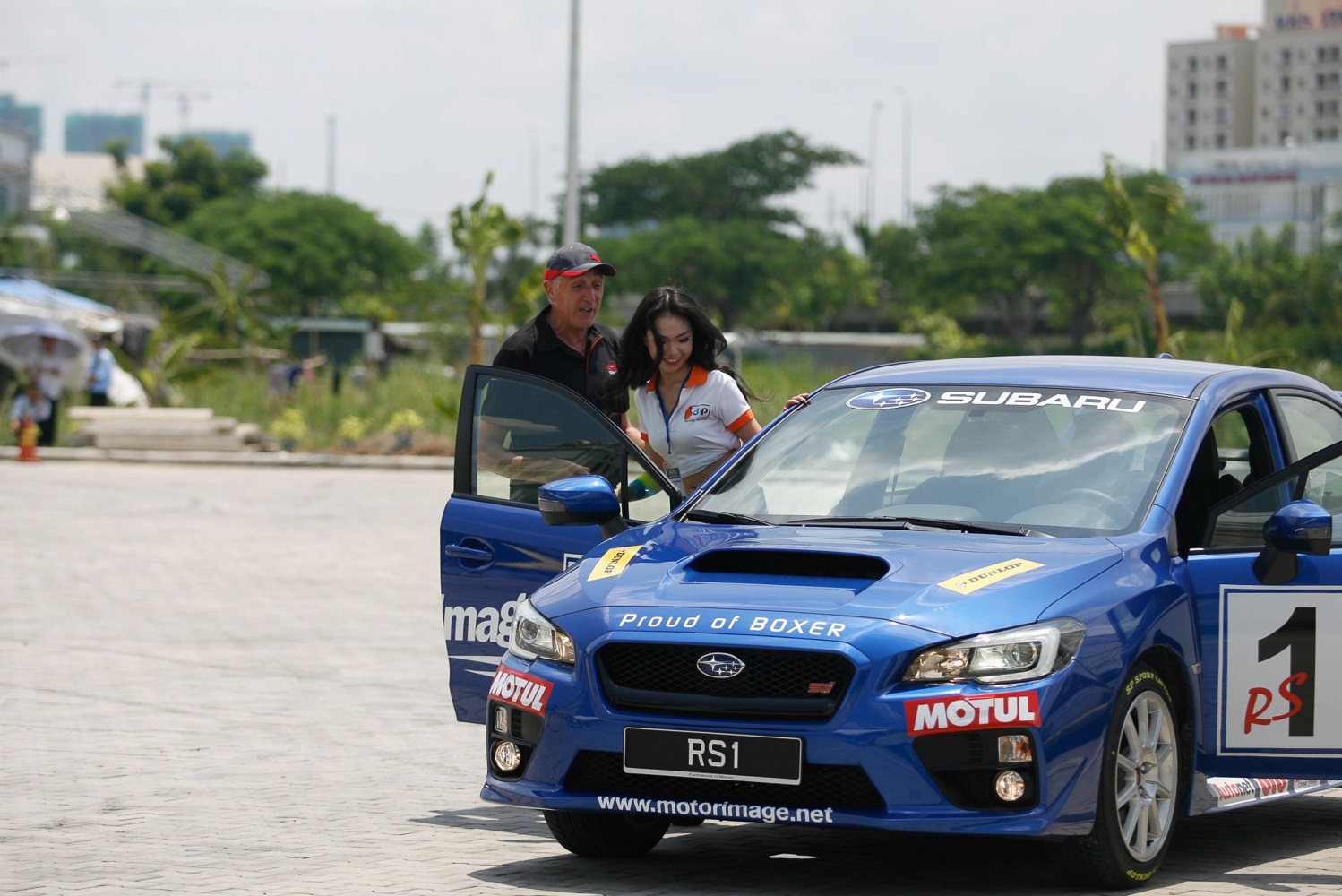 Russ Swift đưa khách mời lên xe để thực hiện các màn biểu diễn.