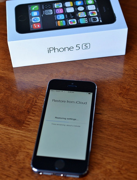 Nhiều chiếc iPhone tại Australia bị khóa và đòi tiền chuộc. Ảnh: Simon Yeo.