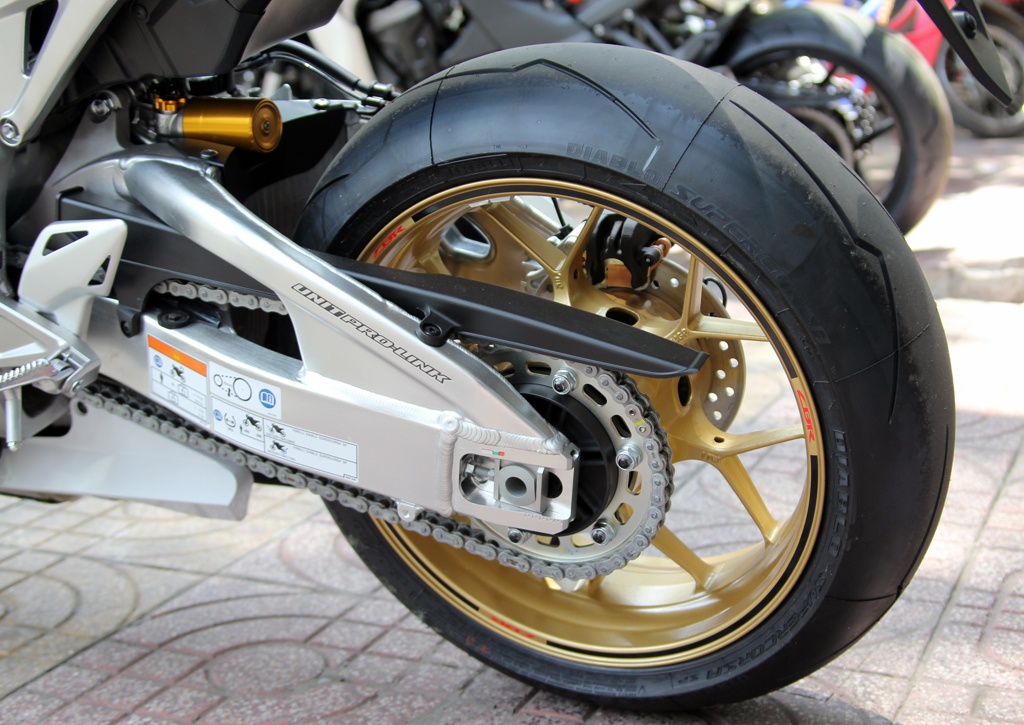 Vành xe 17-inch được sơn màu vàng độc quyền của Honda.