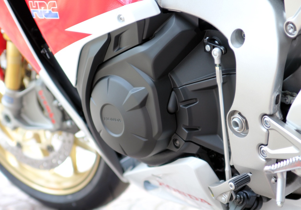 CBR1000RR SP trang bị động cơ bốn xi lanh dung tích 1.000cc, hệ thống phun xăng điện tử PGM-DSFI tiên tiến giúp xe hoạt động mượt mà hơn ngay cả khi chạy chậm. 