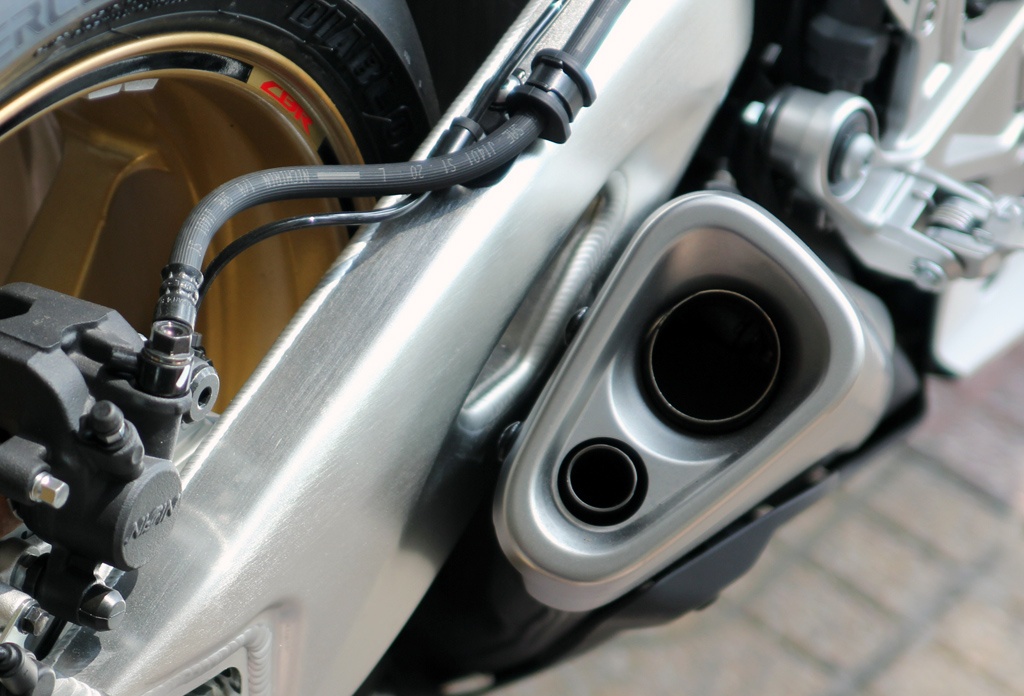 Màn hình điều khiển trung tâm LCD thể hiện đầy đủ các thông số kỹ thuật của chiếc xe.