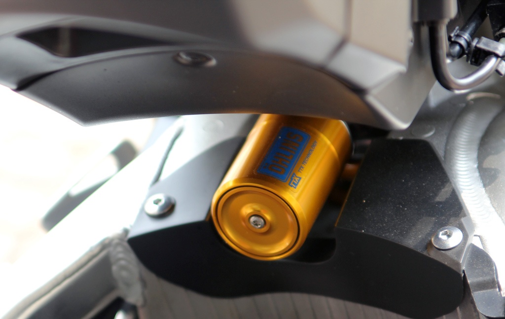 CBR1000RR SP sử dụng lốp xe cao cấp Pirelli Diablo Supercorsa SC.