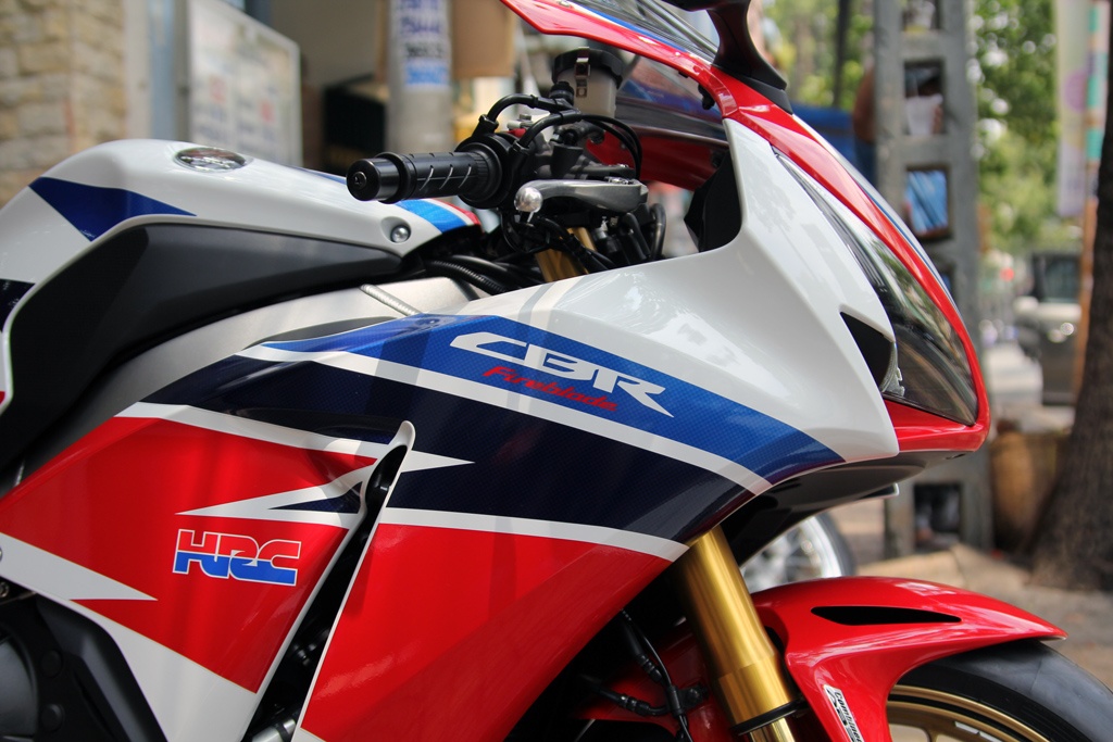 Xe có bình xăng dung tích 17,7 lít.