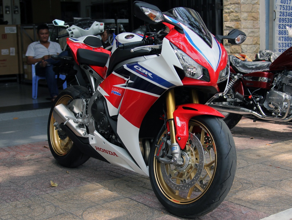 Những chiếc xe mô tô thể thao đường phố, Honda dòng Fireblade được hãng này hồi sinh từ năm 1992, với chiếc CBR900RR. 