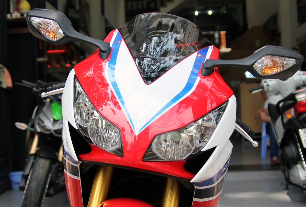 SP – Sport Production phiên bản tiêu chuẩn cao hơn dòng Fireblade của Honda, chính thức đưa mẫu xe superbike này lên một tầm cao mới, gần hơn với phiên bản xe đua, bắt đầu được xuất xưởng từ năm 2014.