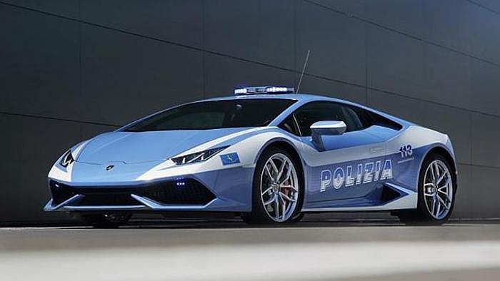 Siêu xe Lamborghini Huracan - vừa được trao tặng cho cảnh sát Italia, bổ sung thêm vào bộ sưu tập xe của cảnh sát nước này gồm Lotus Evora S và Lamborghini Gallardo. Huracan có thiết bị giữ lạnh cực tốt, dùng để chuyên chở các bộ phận với vận tốc lên tới 325km/h.