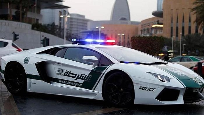 Có lẽ không nơi nào so bì được Dubai về độ hoành tráng và chịu chơi khi tậu dàn siêu xe làm xe cảnh sát tuần tra.
