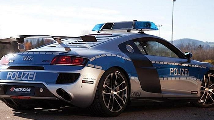 Người Đức dĩ nhiên luôn biết cách chế tạo một chiếc xe đẹp và xịn. Do đó, không có gì khó hiểu khi trong gara xe của cảnh sát xuất hiện 3 cái tên thuộc dòng xế hộp nhanh nhất và thời thượng nhất, Audi R8 GTR, Brabus Rocket, Porsche 911.