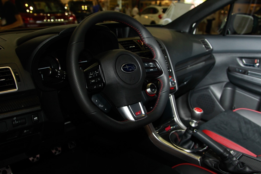 Đây là chiêc xe thể thao thực thụ, huớng tới cảm giác lái nên bảng điều khiển trung tâm của WRX STI trang thiết bị thuờng thấy trên xe sang như hệ thống nghe nhìn hiện đại.