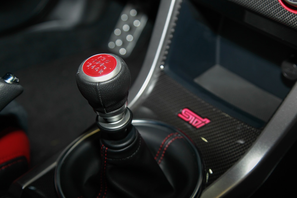 Biểu tượng STI - phân nhánh phát triển xe đua của Subaru - xuất hiện ở nhiều nơi trên xe.