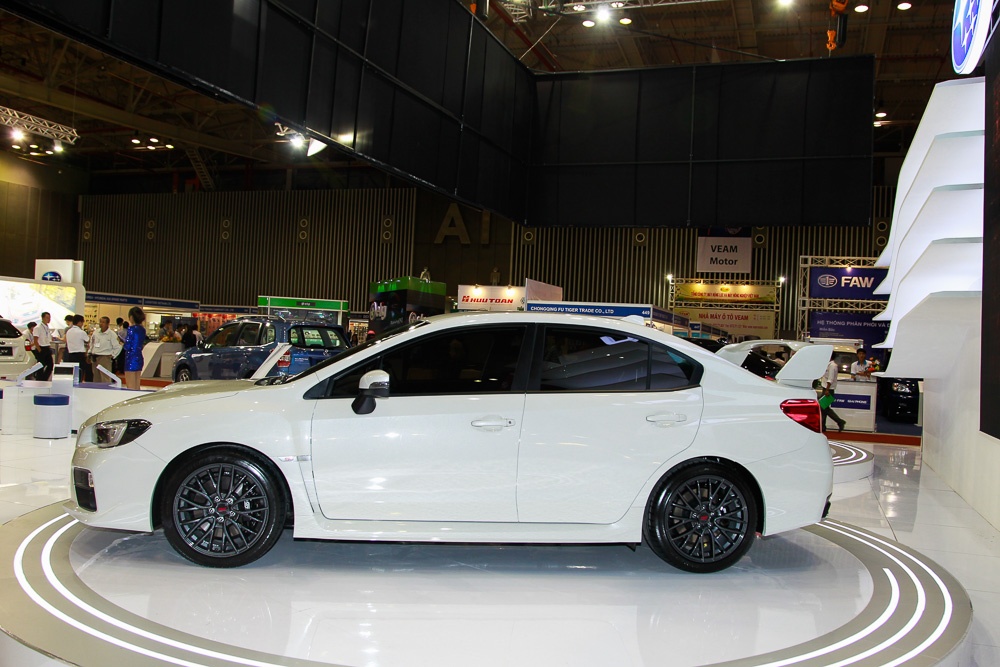 Đây là mẫu xe thể thao thực thu, khoang sáng gầm xe rất thấp chỉ 13,5 cm.