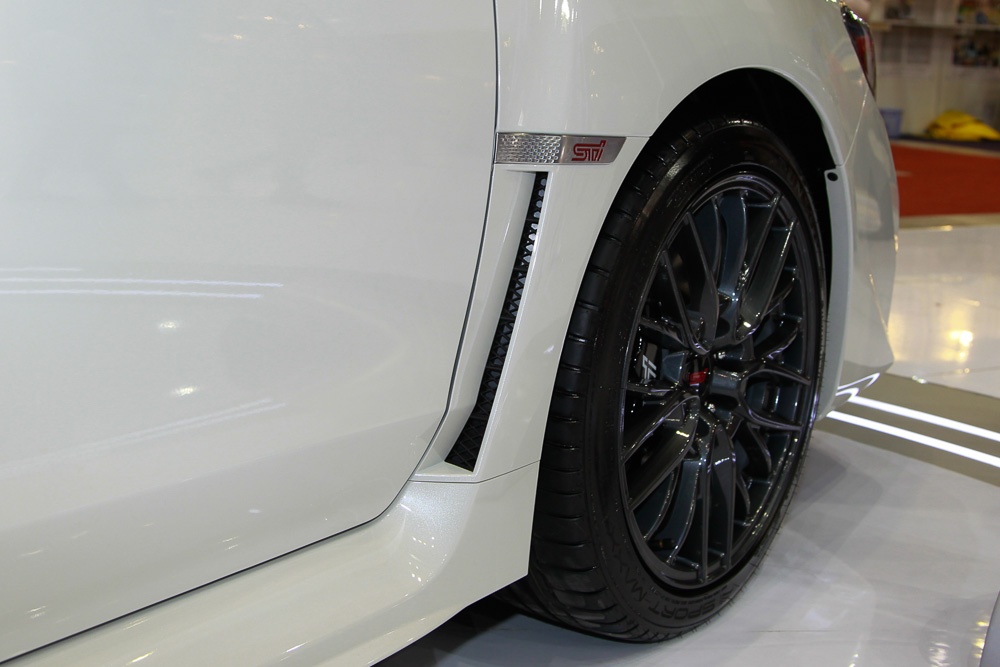 Khe tản nhiệt cho hệ thống phanh Brembo chỉ có trên bản WRX STI.