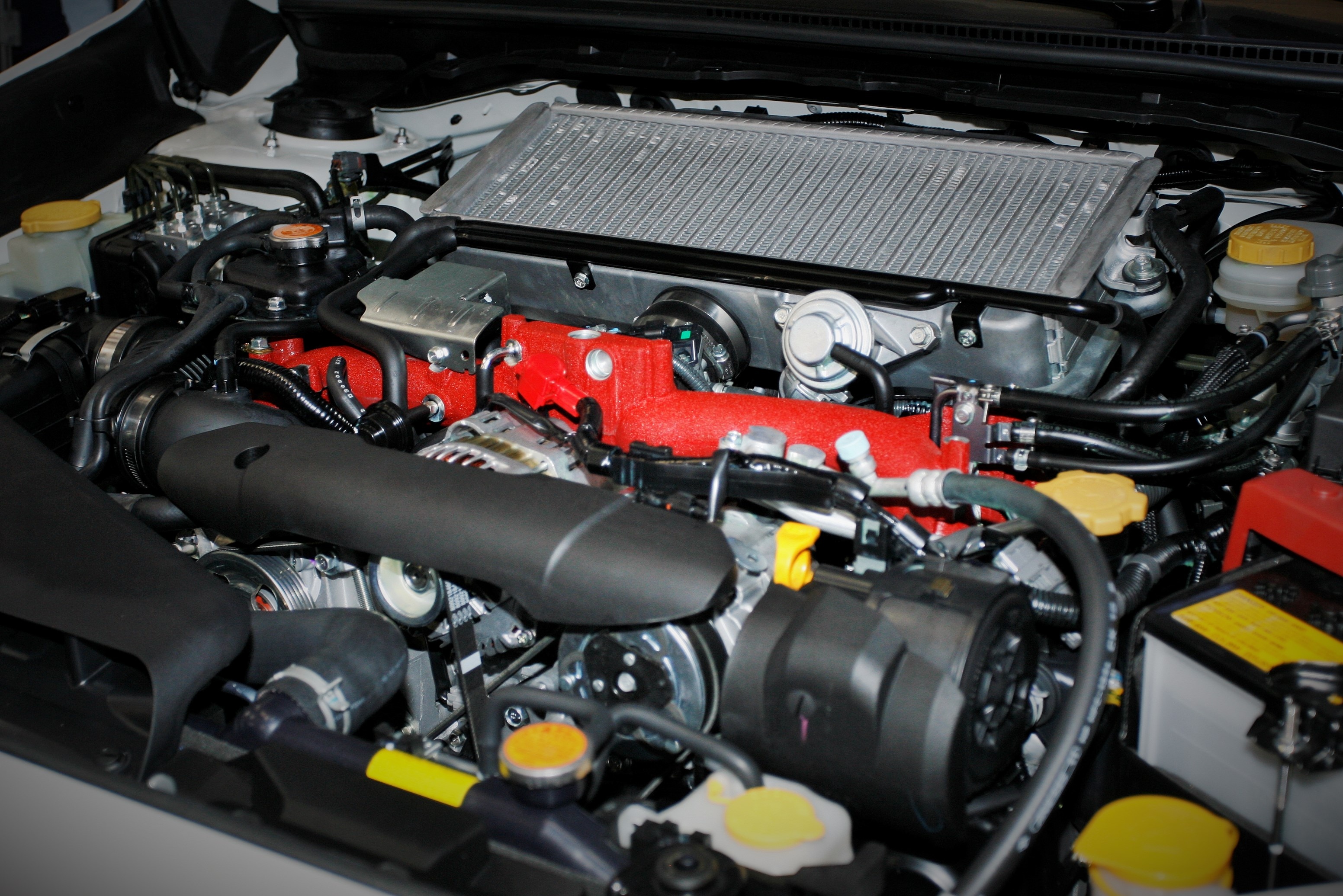 Để cung cập luợng không khí khổng lồ cho hệ thống đông cợ siêu nạp tăng áp boxer 2.5 ,WRX STI đã mở cửa gió trên năp capo.