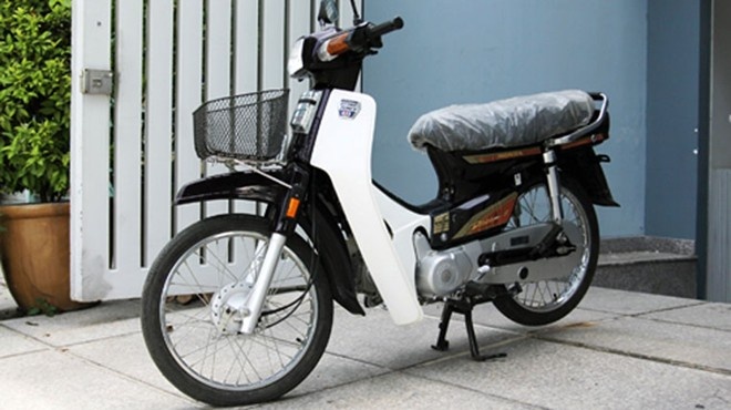 Co nguoi Viet mua xe may chi de ngam hinh anh