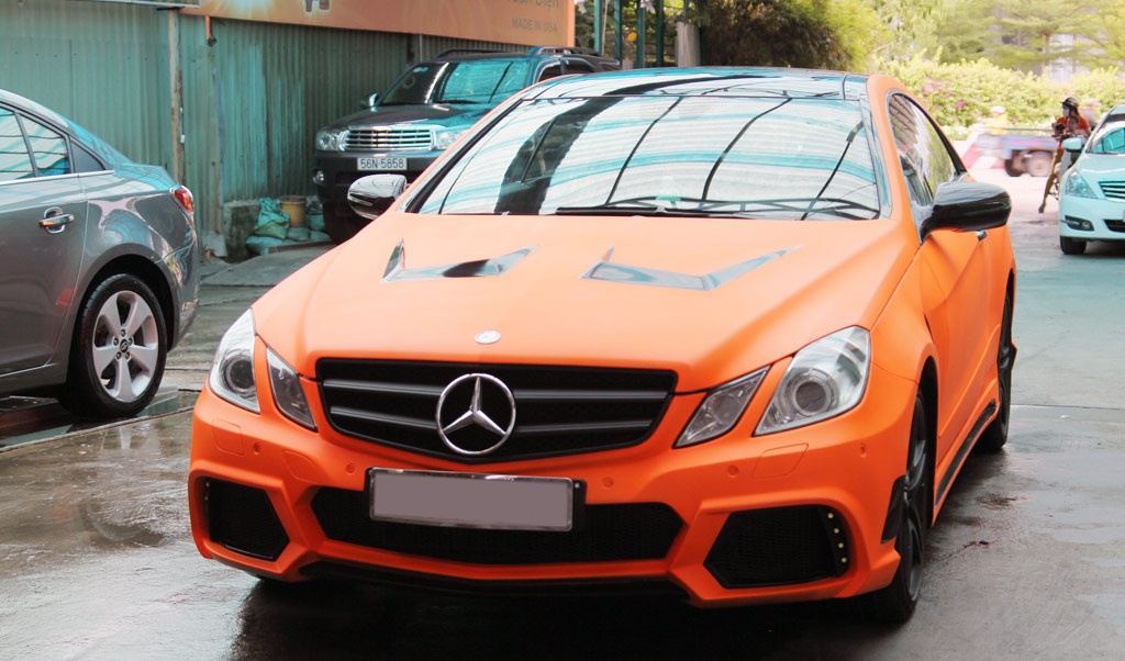  Bộ bodykit gồm cản trước, hai tấm ốp mới hai bên hông thân trước, ốp sườn và cản sau. Phần lưới tản nhiệt cũng được sơn đen tạo nên sự đồng điệu về ngoại hình.