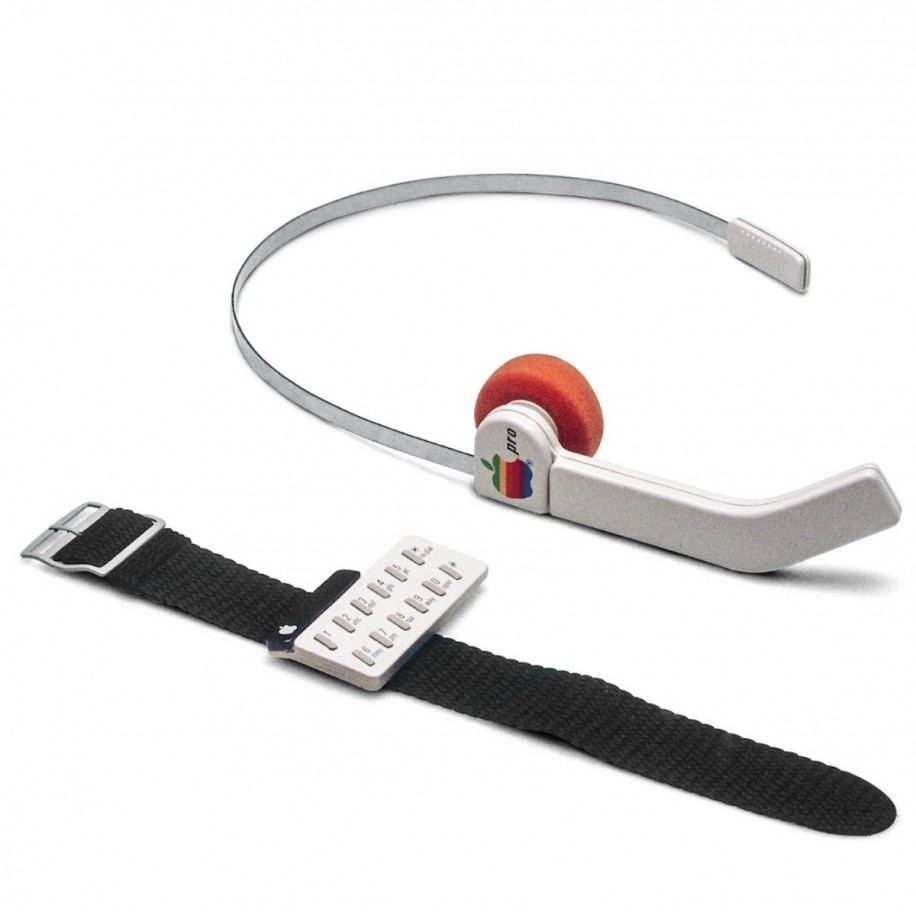 Mẫu đầu tiên của điện thoại được đeo trên cổ tay cùng tai nghe.