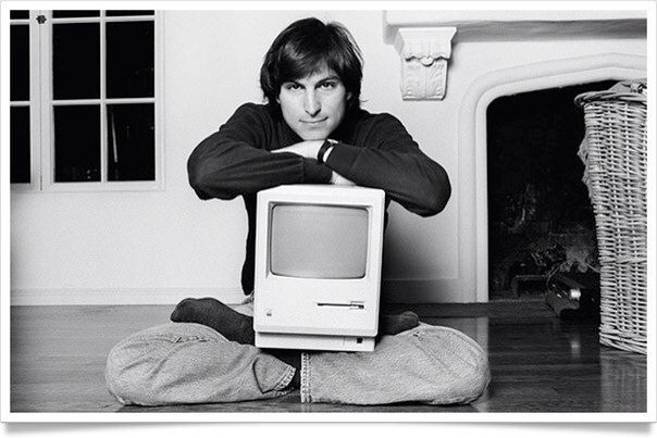 Steve Jobs và chiếc máy tính Mac.