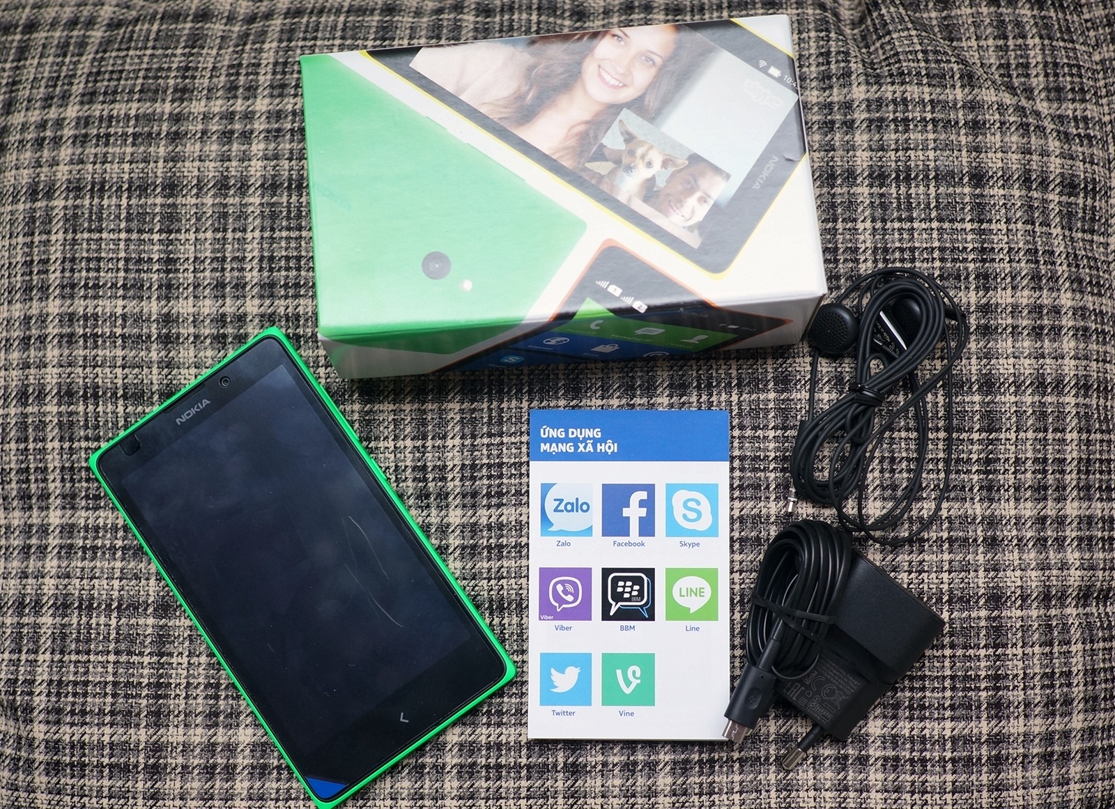 Dap hop Nokia XL gia 3,7 trieu bat dau ban tai VN hinh anh