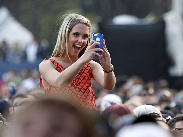 Dung smartphone nhieu hoc cang kem hinh anh