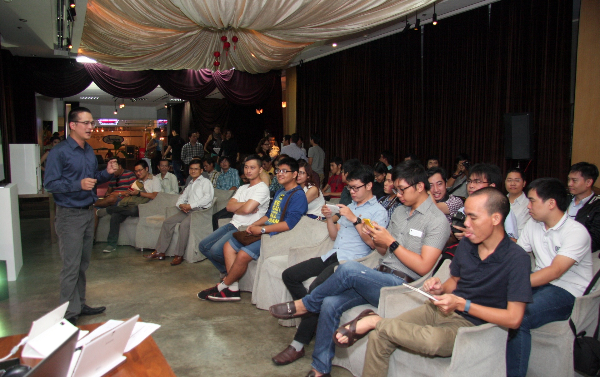 Sự kiện giới thiệu Tab S của Samsung dành cho các diễn đàn tổ chức hôm qua.