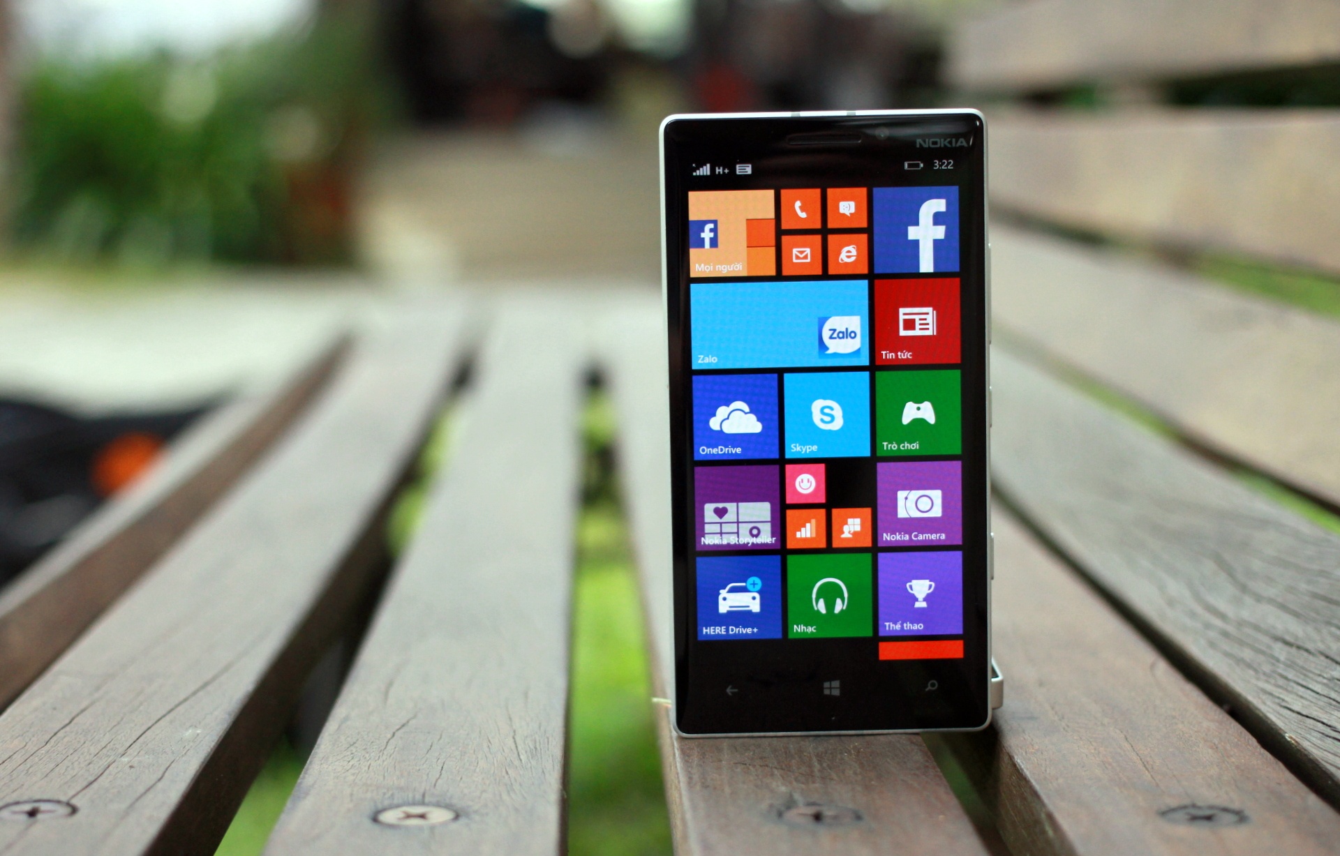 Thach thuc cua Lumia 930 tren phan khuc cao cap tai VN hinh anh