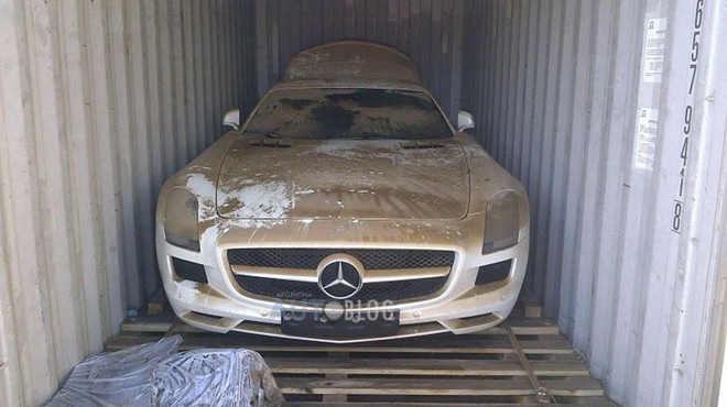Mercedes SLS AMG roi xuong bien tren duong van chuyen hinh anh